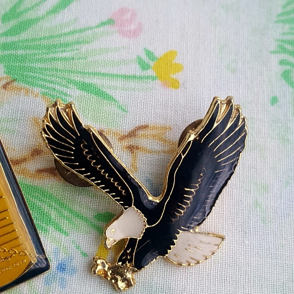 🌙Vtg 4 Patriot, American, POW MIA Pins - Picture 3 of 8